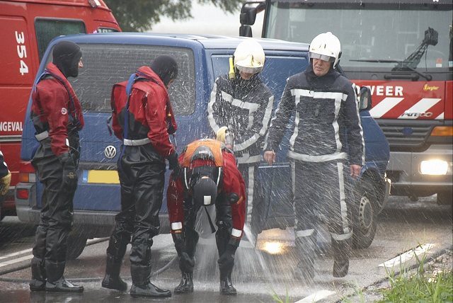 2010/261/GB 20100930 031 Hoofdweg voertuig te water.jpg